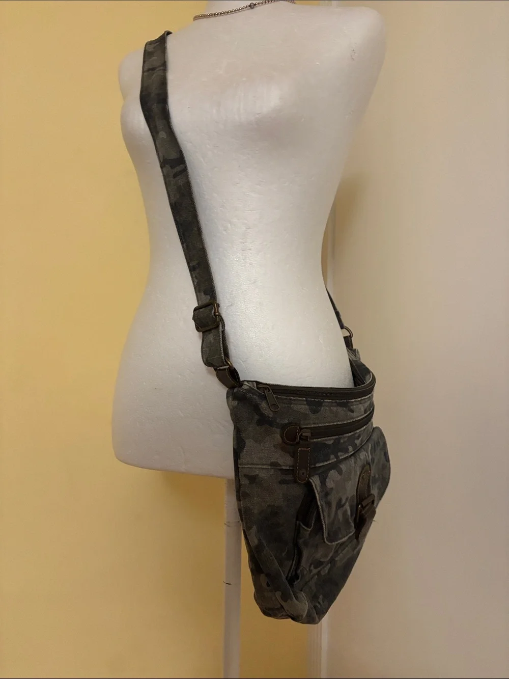 Men's Camouflage Canvas Messenger Bag - Gray Camo